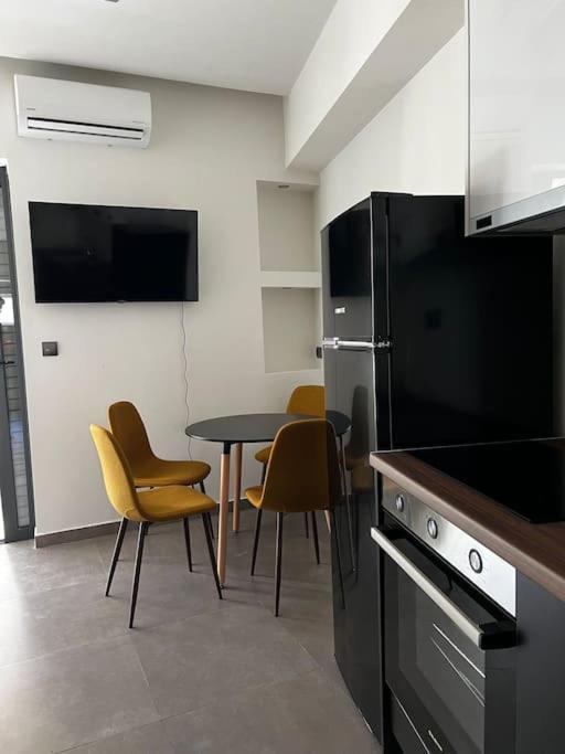 Faronita - Luxury Apt In The Heart Of كالاماتا المظهر الخارجي الصورة