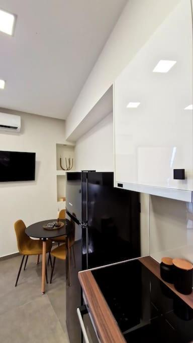 Faronita - Luxury Apt In The Heart Of كالاماتا المظهر الخارجي الصورة